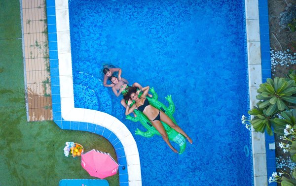 Les avantages d'une piscine coque dans votre jardin